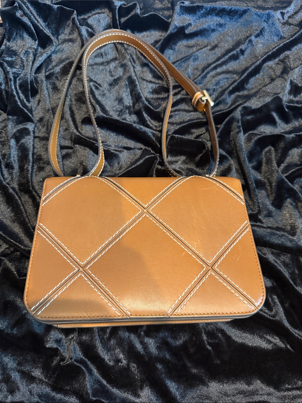 Tory Burch Quilted Logo Crossbody Bag in Tan with Gold Hardware - Picture 3 of 12